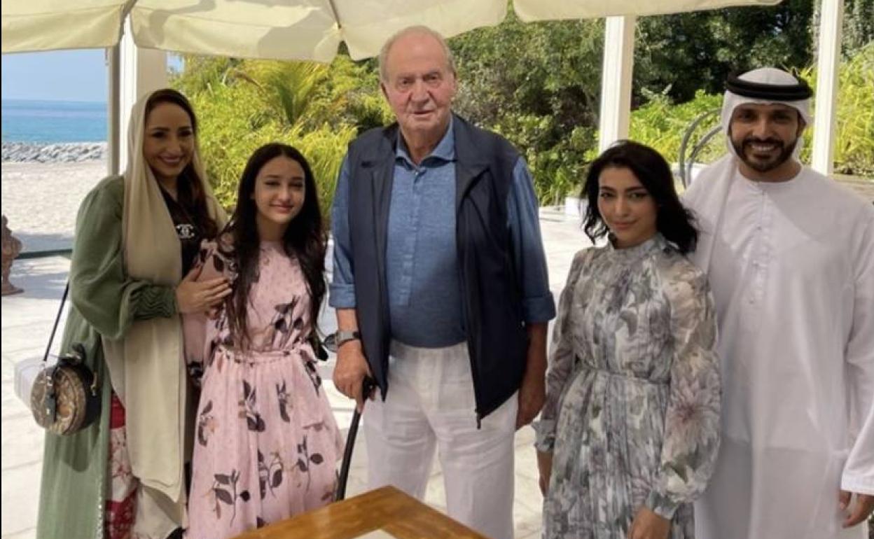 Don Juan Carlos, este mismo lunes, durante un almuerzo con la familia emiratí Al Qubaisi. 