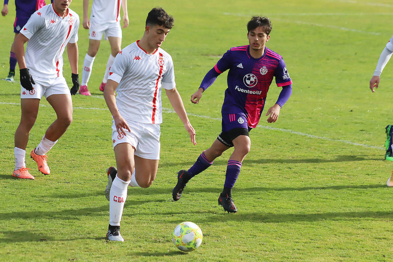 El conjunto leonés compite de tú a tú ante el juvenil pucelano en un choque trepidante y con alternativas que acaba en empate.