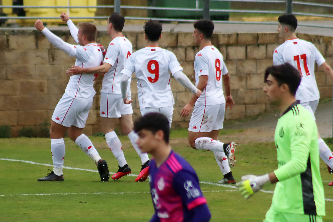 El conjunto leonés compite de tú a tú ante el juvenil pucelano en un choque trepidante y con alternativas que acaba en empate.