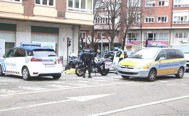 Imagen principal - Zona donde se prudujo el accidente con efectivos de Emergencias interviniendo en el lugar. 