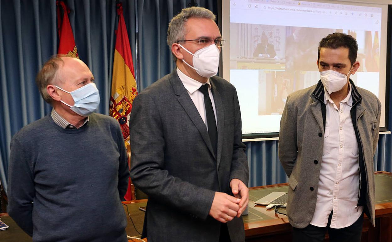 El delegado del Gobierno en Castilla y León, Javier Izquierdo mantiene una reunión con los secretarios generales de UGT y CCOO, Faustino Temprano y Vicente Andrés, respectivamente, para trasladarles las líneas generales del Plan de Recuperación, Transformación y Resiliencia.