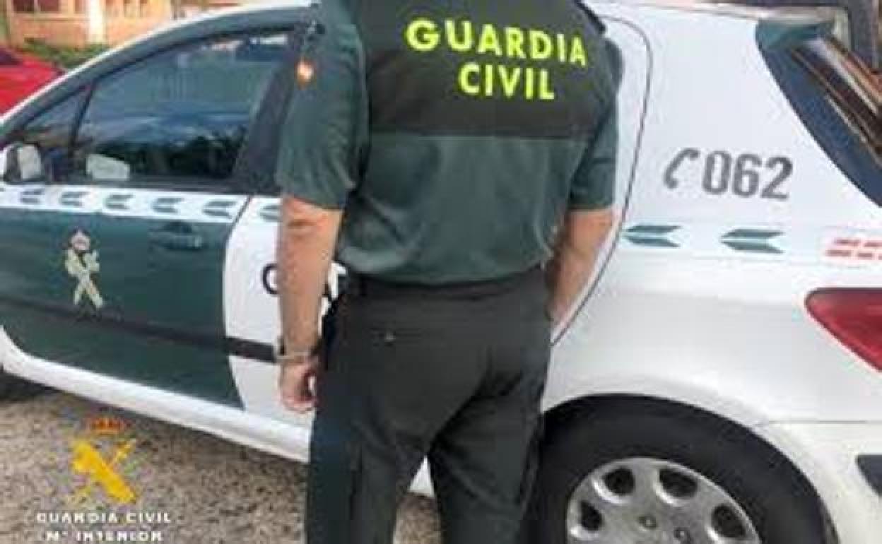 La Guardia Civil se desplazó al lugar para desmantelar la fiesta ilegal.