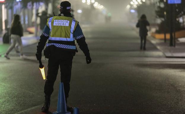 Un policía controla Ordoño II para garantizar el cumplimiento del toque de queda.