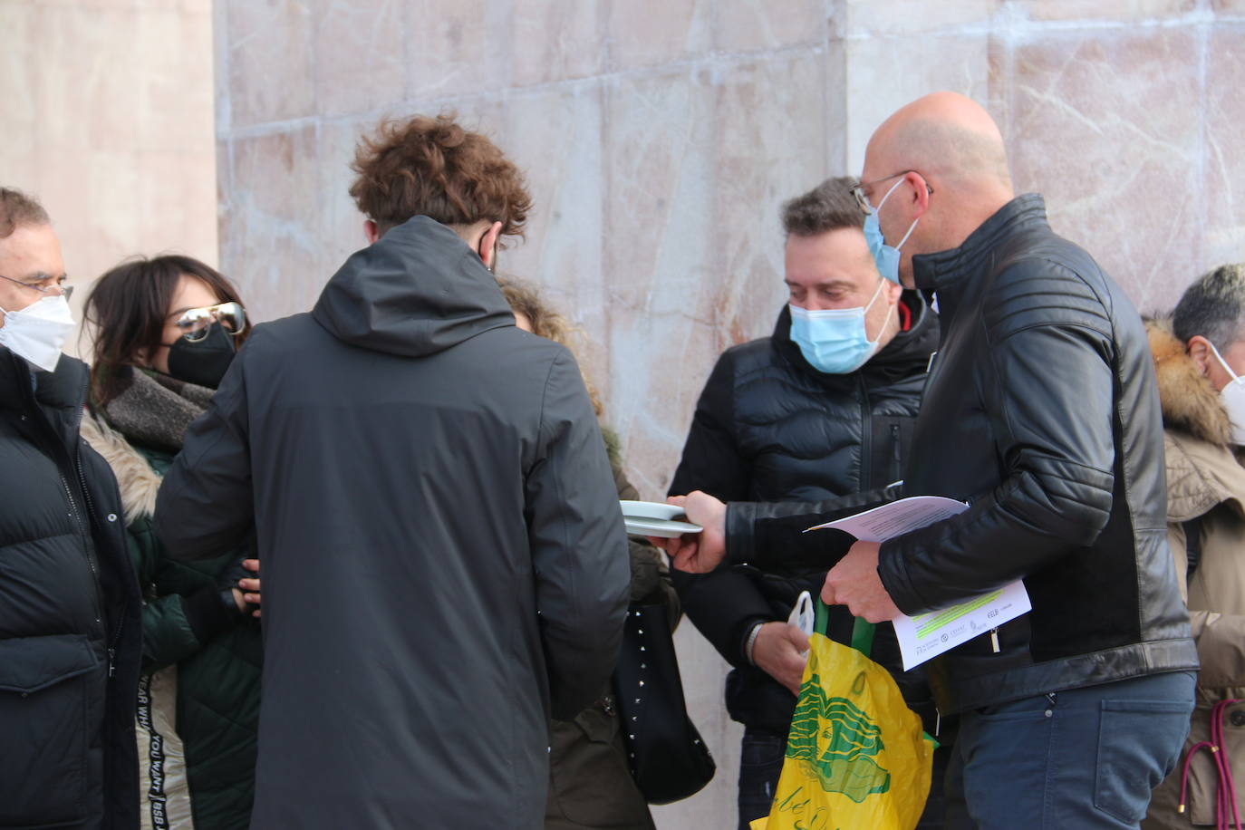 Una concentración a las puertas de la Delegación Territorial de al Junta de Castilla y León acaba con platos rotos en el suelo.