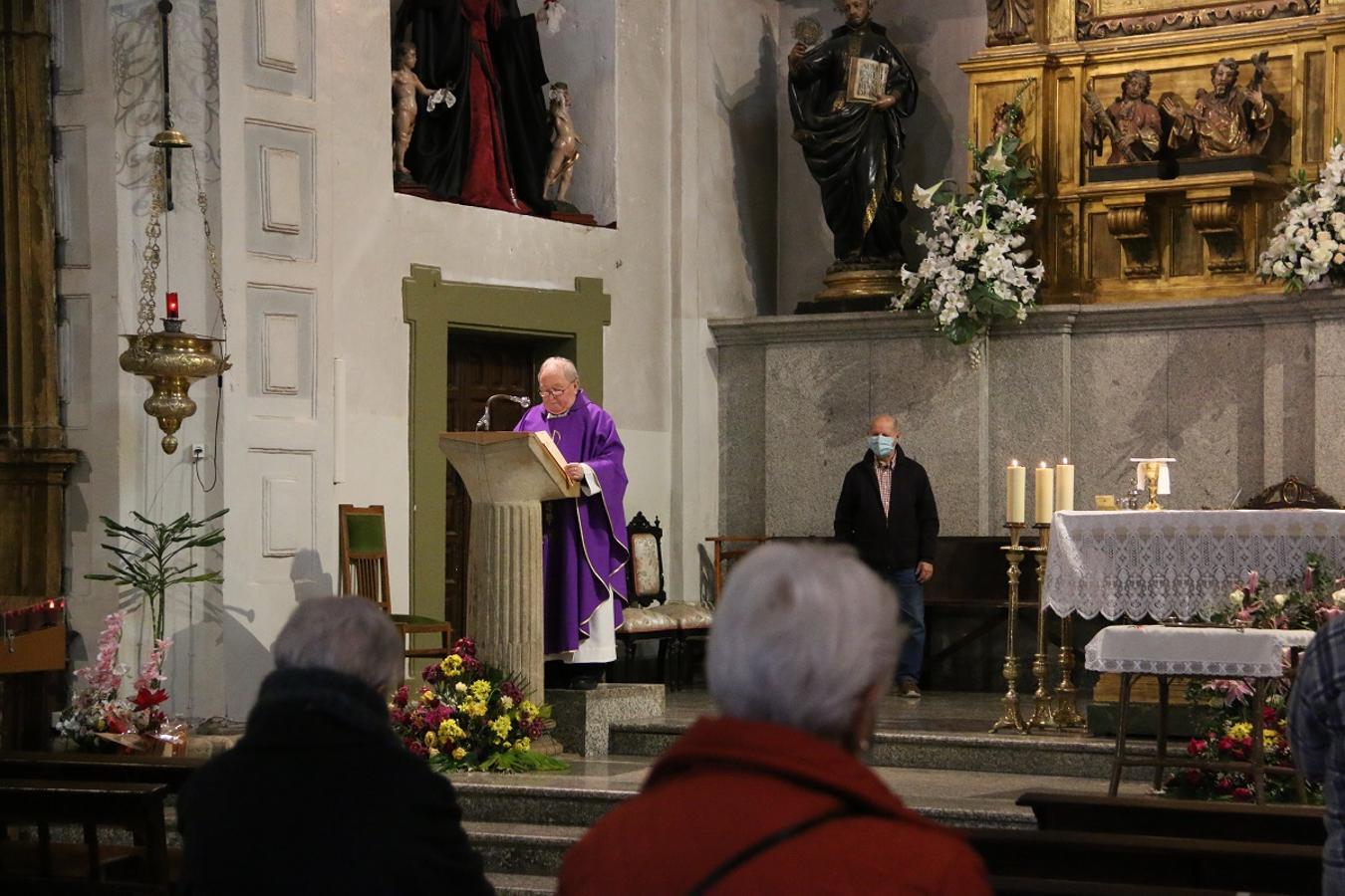 Los fieles reciben la ceniza en la iglesia de Santa Marina la Real en León.