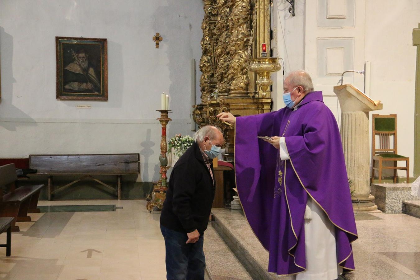 Los fieles reciben la ceniza en la iglesia de Santa Marina la Real en León.