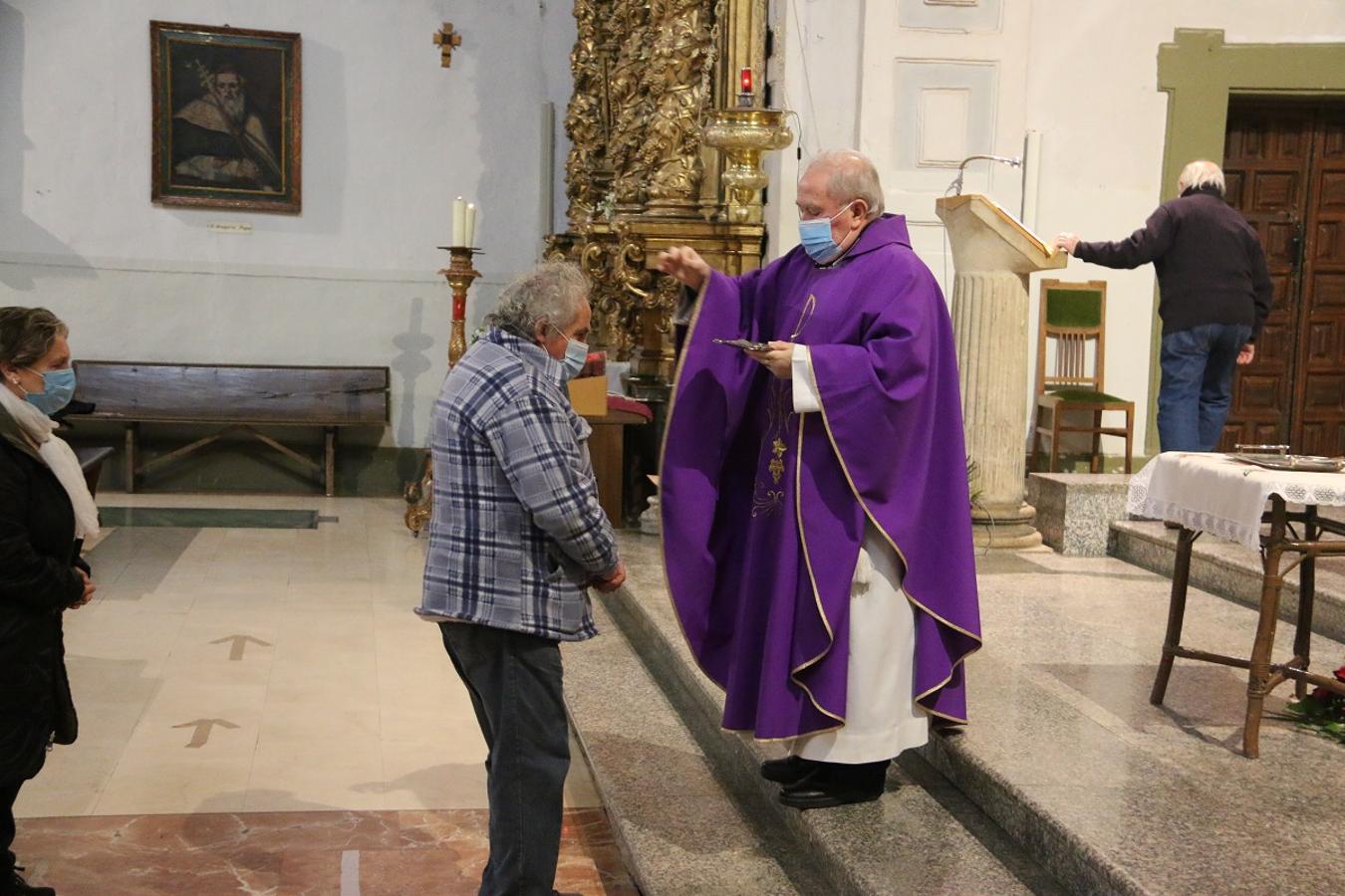 Los fieles reciben la ceniza en la iglesia de Santa Marina la Real en León.