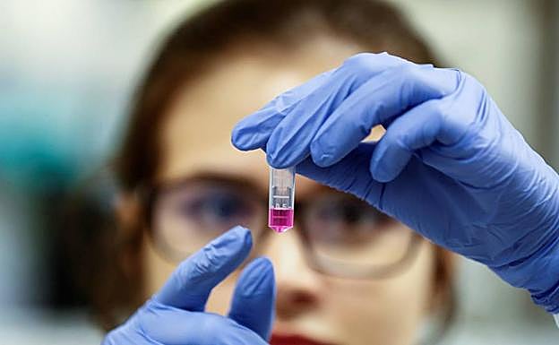 Una sanitaria realiza una prueba de diagnóstico. 