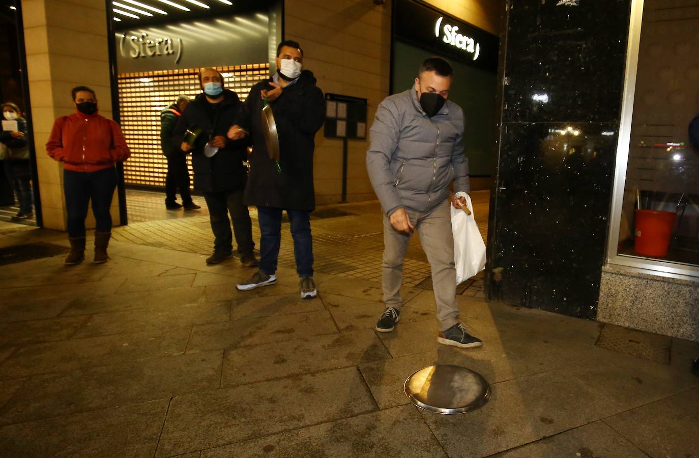 Fotos: Cacerolada de la hostelería del Bierzo