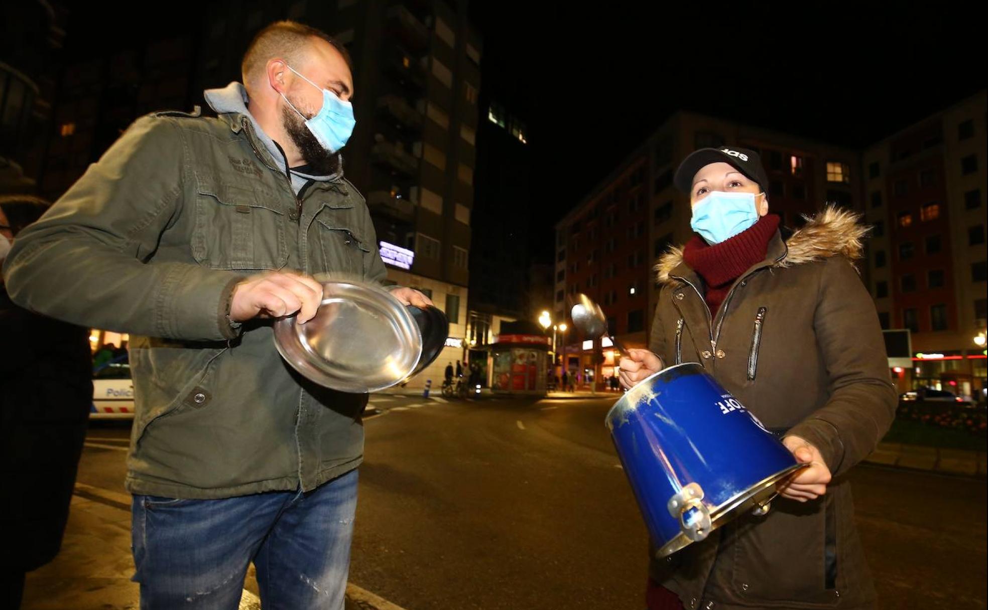Cacerolada de los hosteleros bercianos en la plaza Lazúrtegui de Ponferrada.