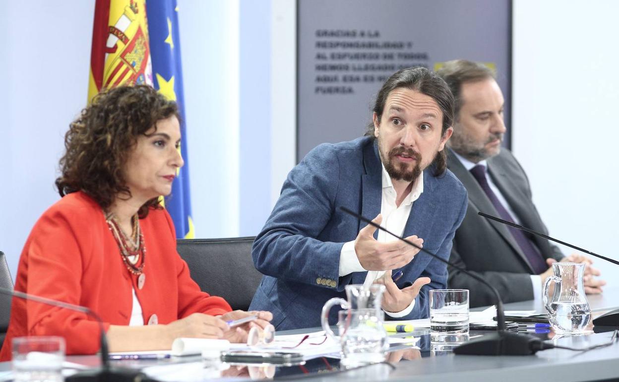 María Jesús Montero, Pablo Iglesias y José Luis Ábalos, durante una rueda de prensa posterior al Consejo de Ministros.