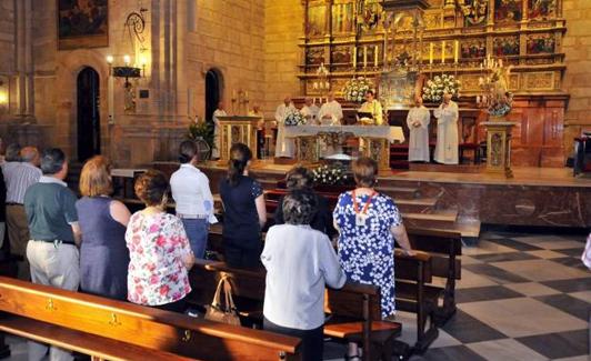 Celebración religiosa en una iglesia leonesa. 