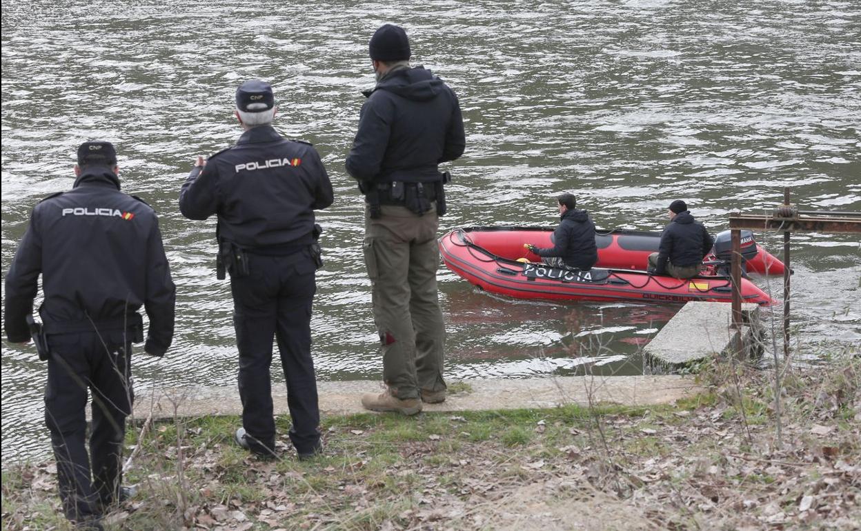 Efectivos de la Policía Nacional durante los trabajos de rescate.