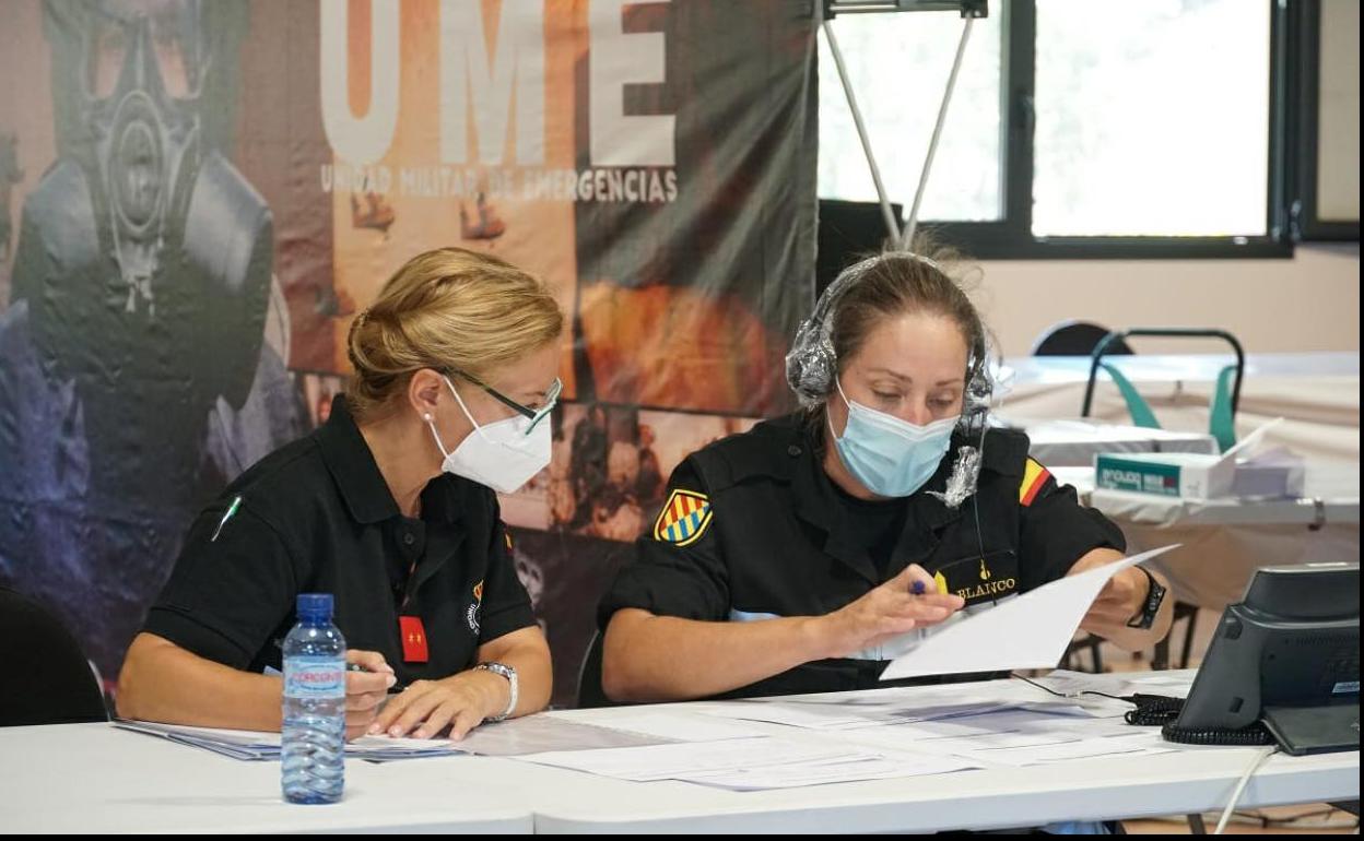 Rastreadores de la UME trabajando en la localización de contactos.