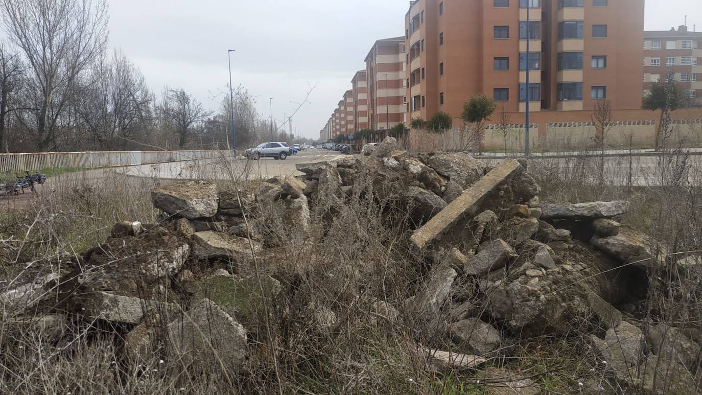 Los escomrbos se apilan en el Área 17.