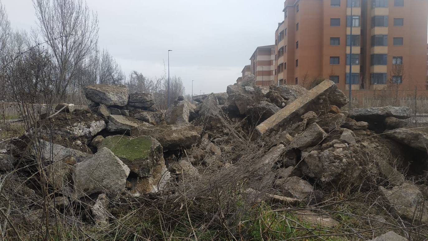 Los escomrbos se apilan en el Área 17.