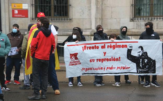 Algunos de los concentrados por la libertad de Pablo Hasel en León,