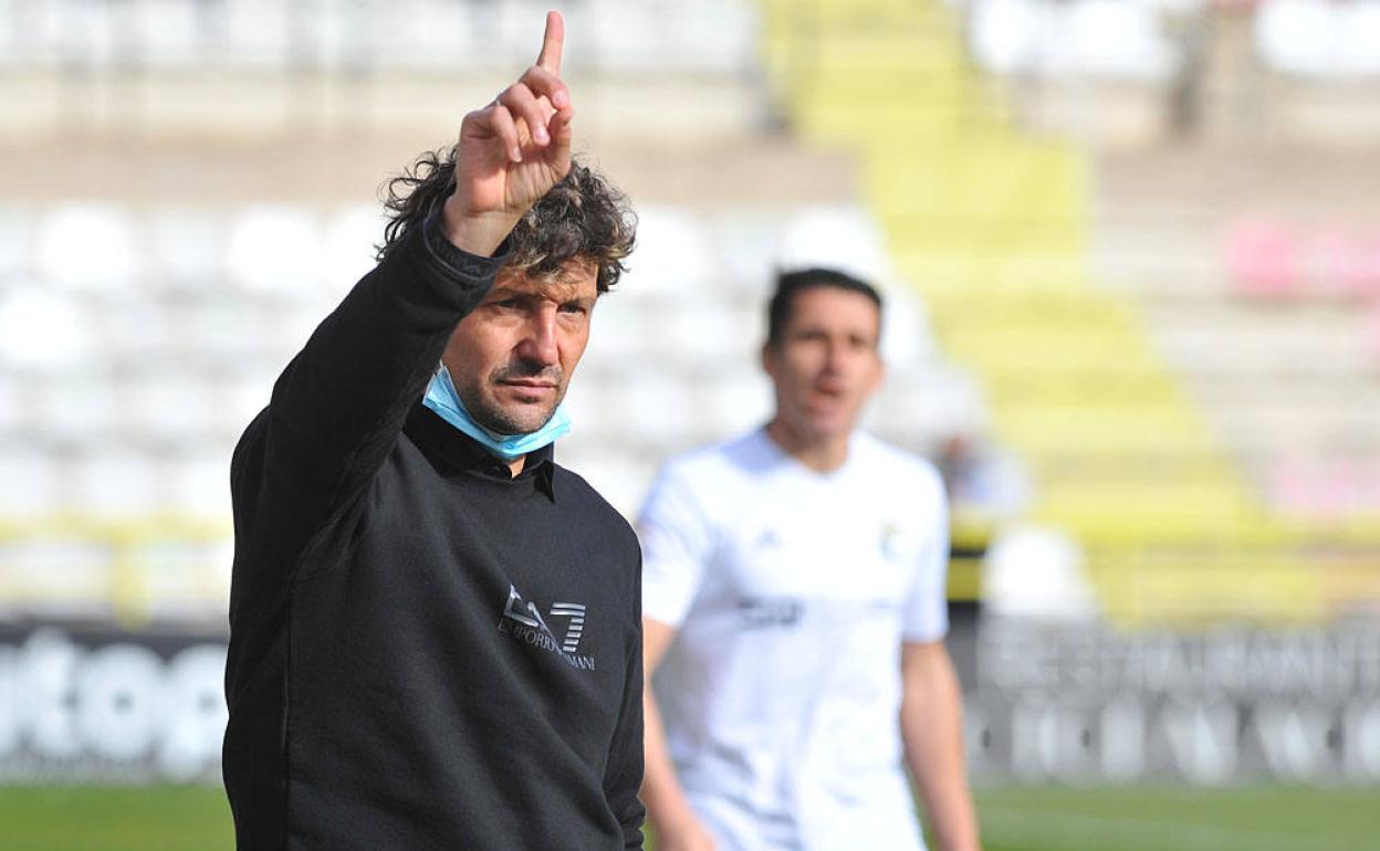 Idiakez, durante el partido ante el Burgos.