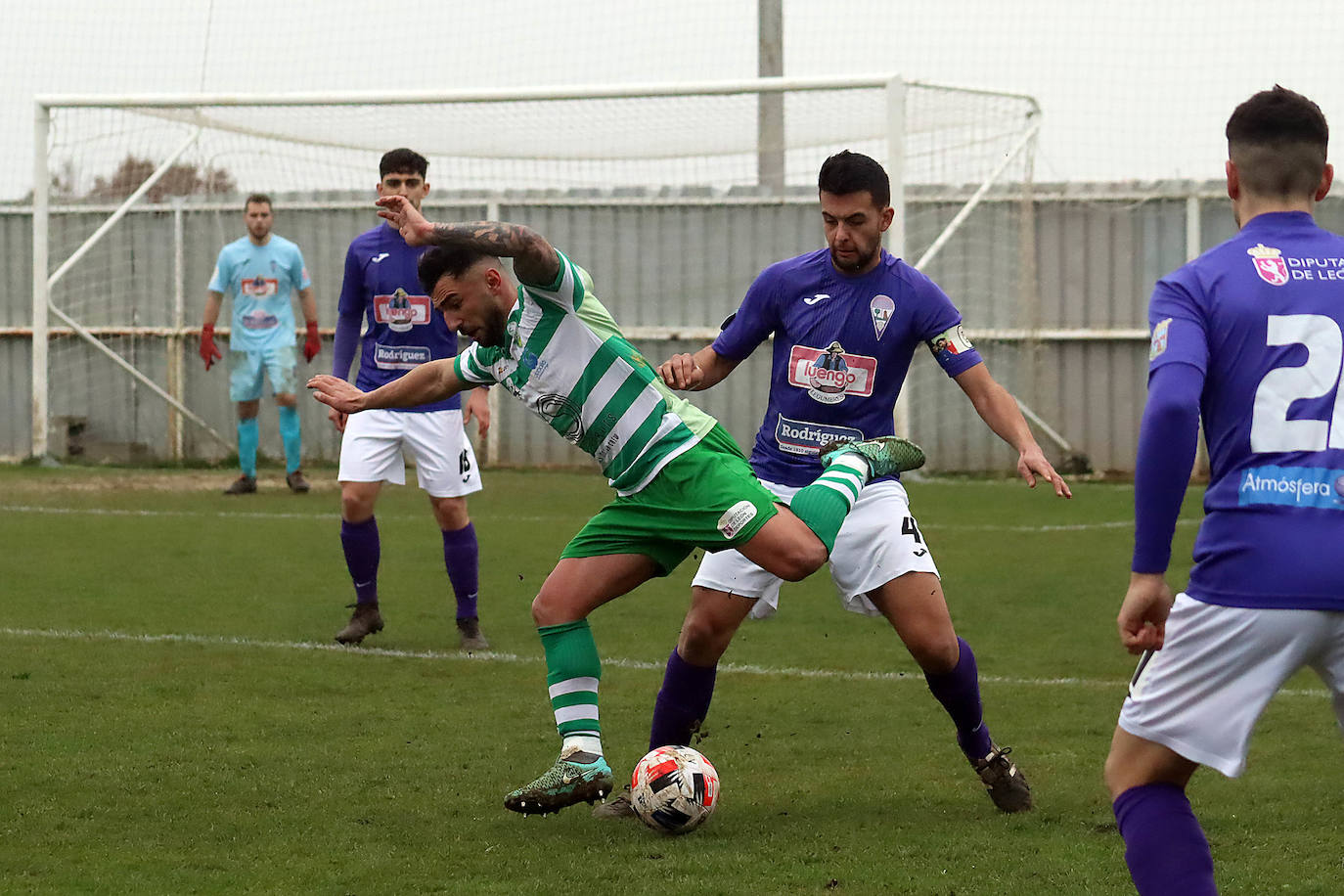 Fotos: Derbi en Los Dominicos entre La Virgen y La Bañeza