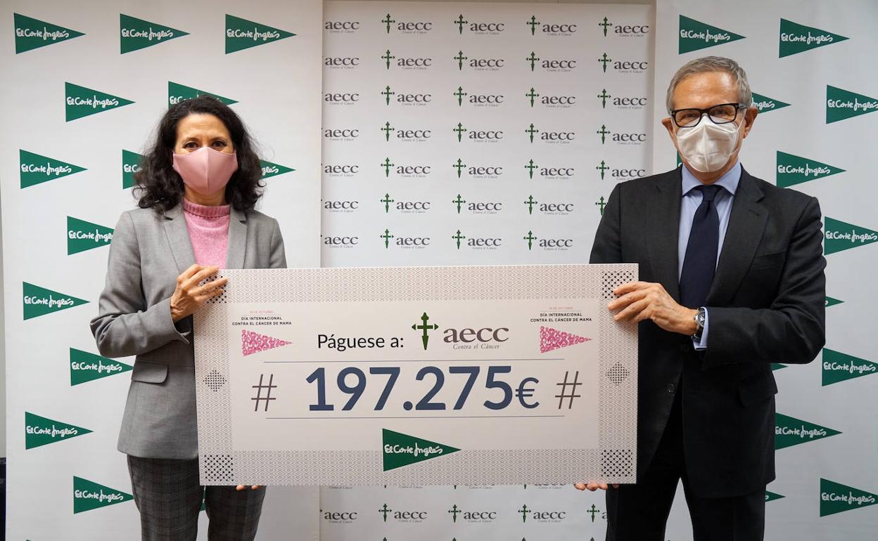 Entrega del cheque a la AECC.