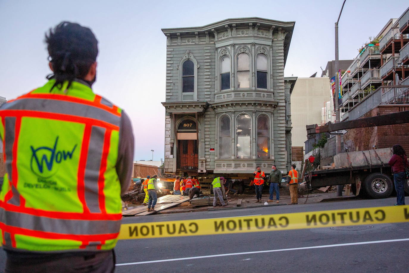 Fotos: Impresionante traslado de una casa victoriana de 143 años por las calles de San Francisco