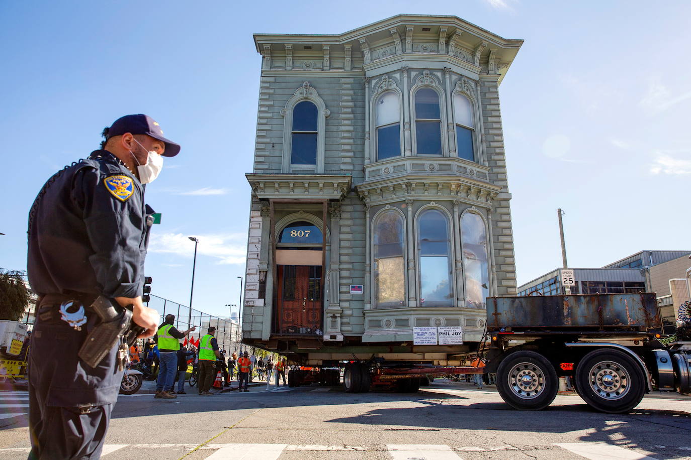 Fotos: Impresionante traslado de una casa victoriana de 143 años por las calles de San Francisco