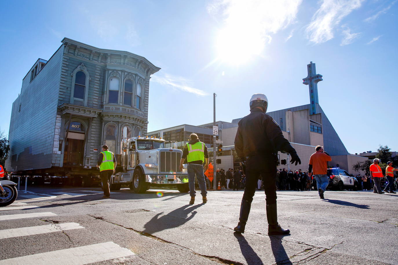 Fotos: Impresionante traslado de una casa victoriana de 143 años por las calles de San Francisco