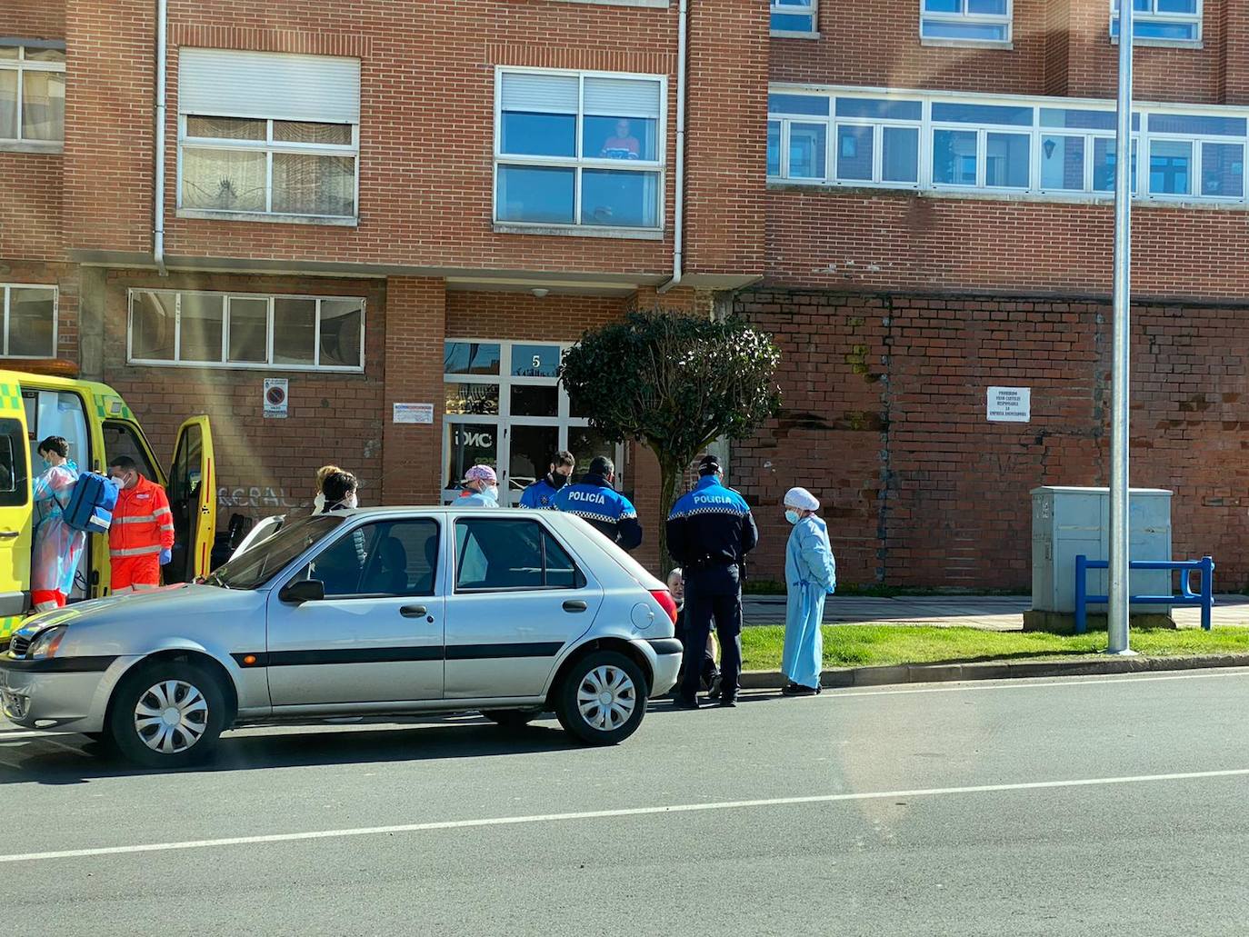 Fotos: Colisión entre un moto y un turismo