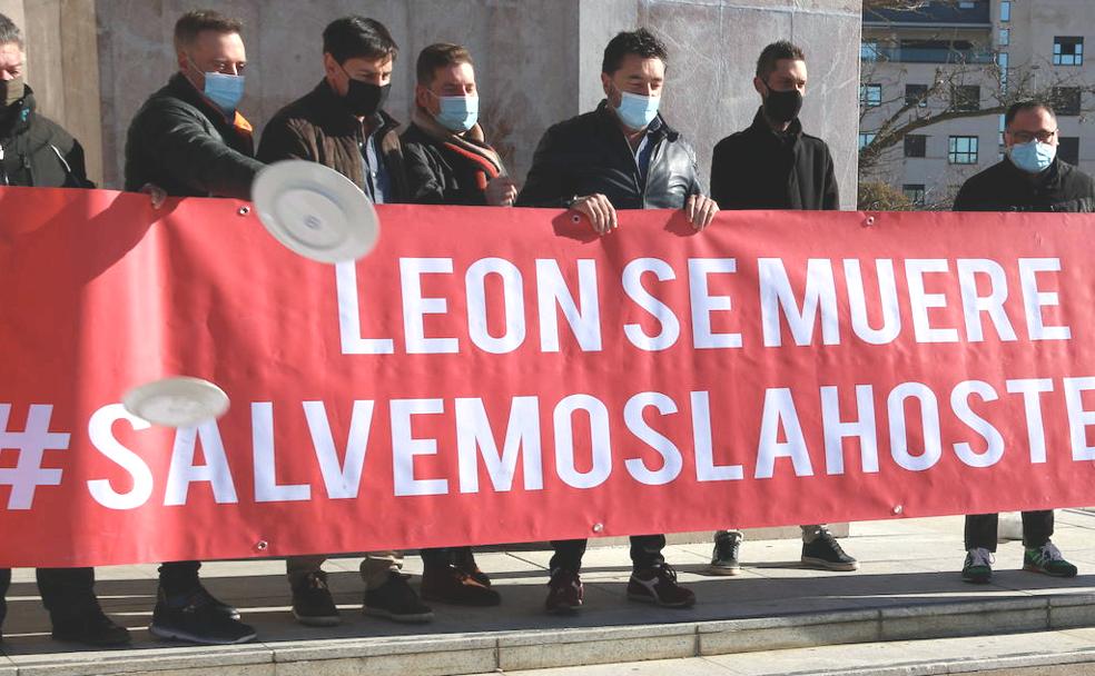 Los hosteleros lanzan plantos ante la sede de la Junta en señal de protesta.