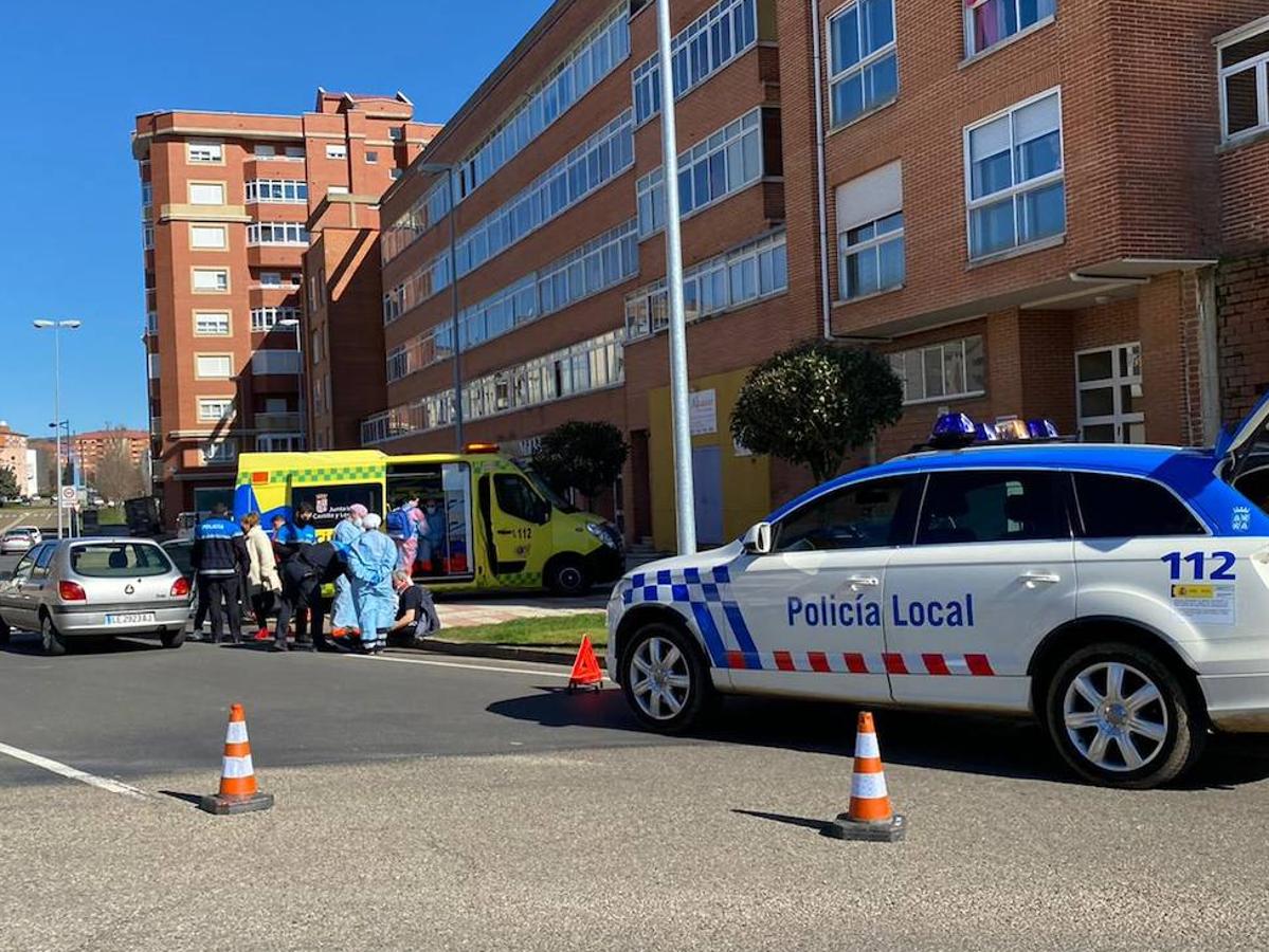 Fotos: Colisión entre un moto y un turismo