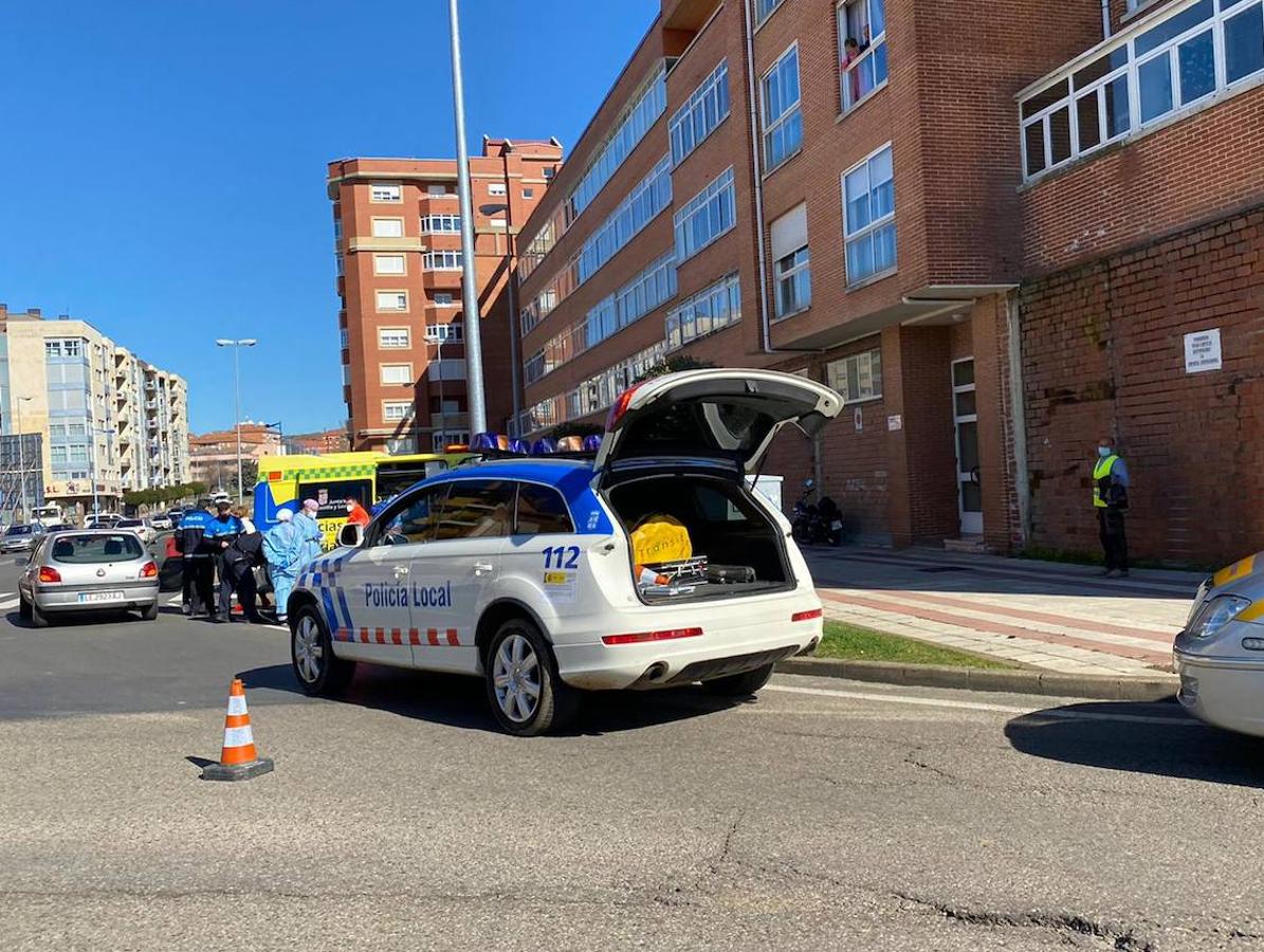 Fotos: Colisión entre un moto y un turismo