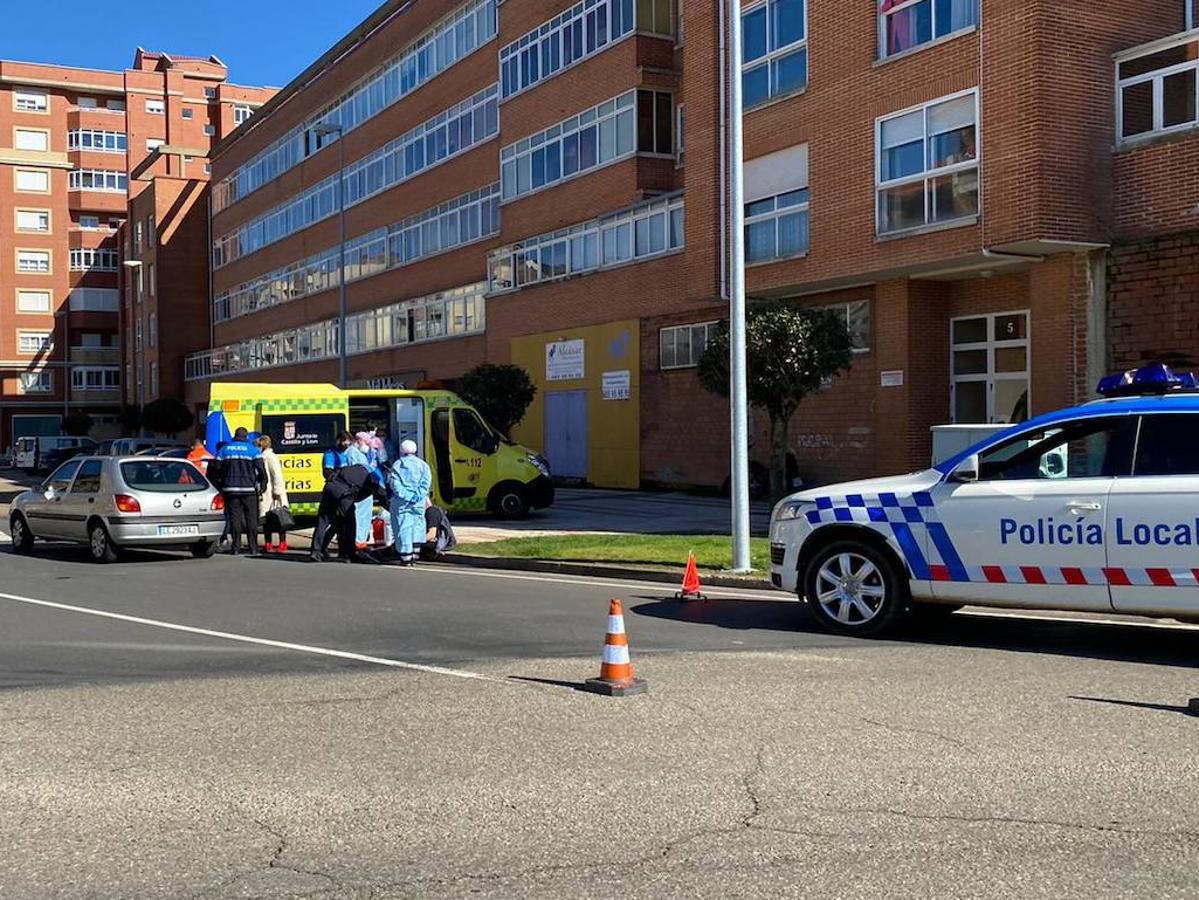 Fotos: Colisión entre un moto y un turismo