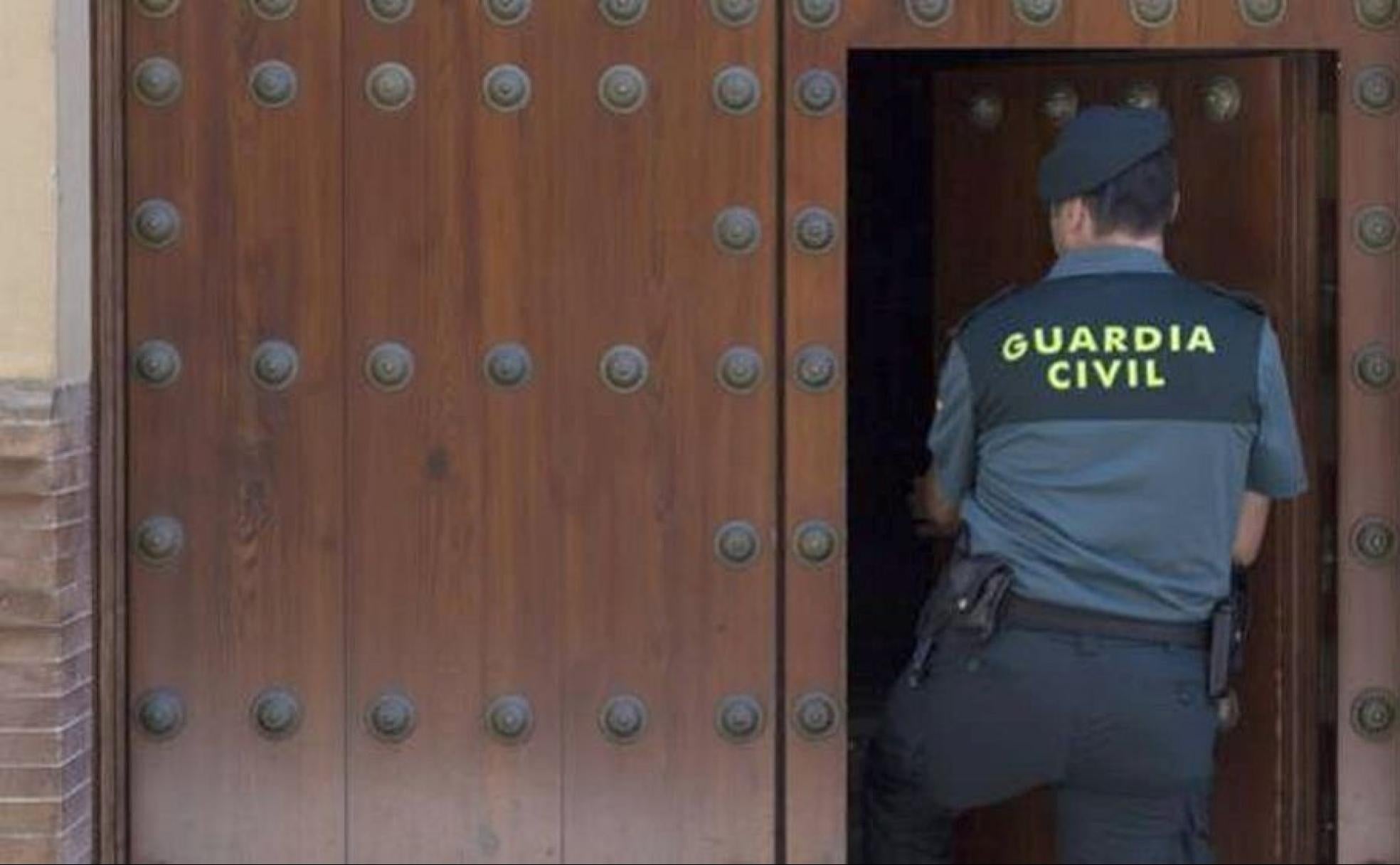 Imagen de un Guardia Civil, duirante una operación judicial.