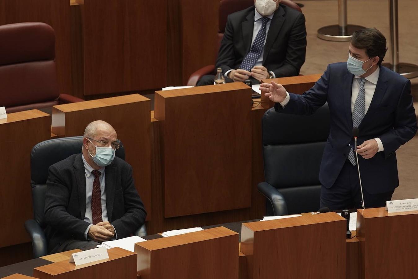 El presidente de la Junta, Alfonso Fernández Mañueco y el vicepresidente, Francisco Igea, en las Cortes.