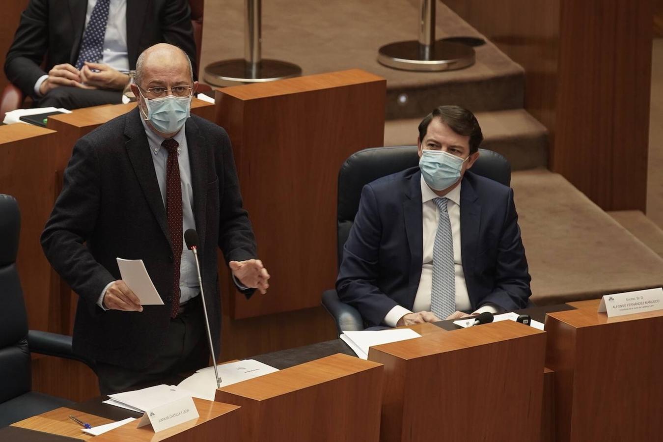 El presidente de la Junta, Alfonso Fernández Mañueco y el vicepresidente, Francisco Igea, en las Cortes.