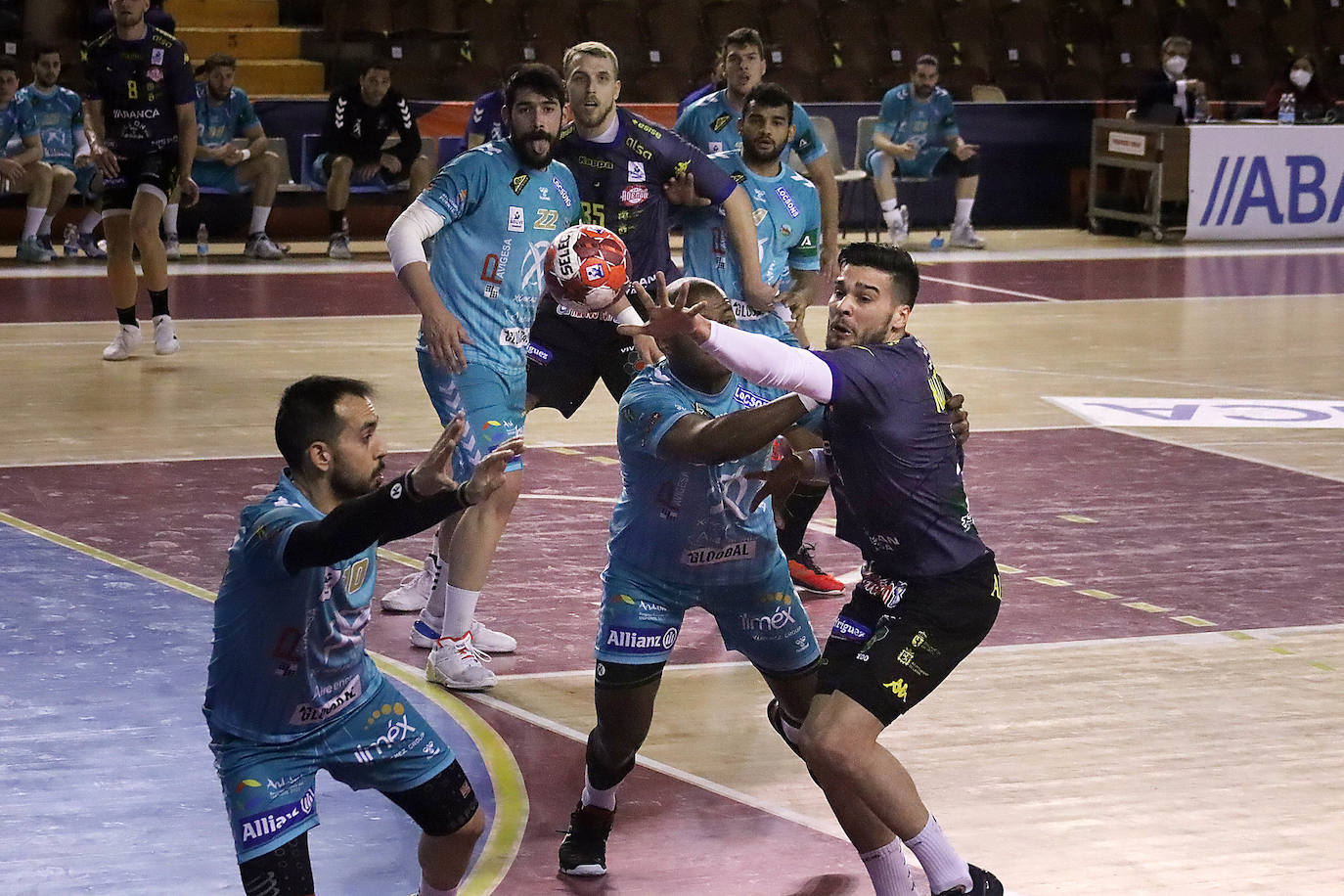 Los leoneses volvían a la competición doméstica en el Palacio de los Deportes para medirse a los cordobeses.