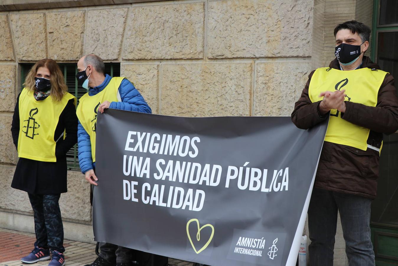 Una veintena de personas se ha concentrado frente al centro de salud de La Condesa por la sanidad pública.