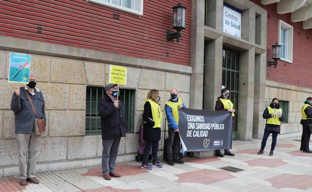 Galería. Una veintena de personas se concentran frente al centro de salud de La Condesa.