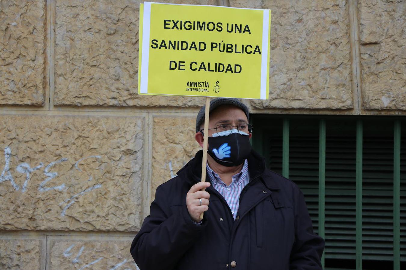 Una veintena de personas se ha concentrado frente al centro de salud de La Condesa por la sanidad pública.