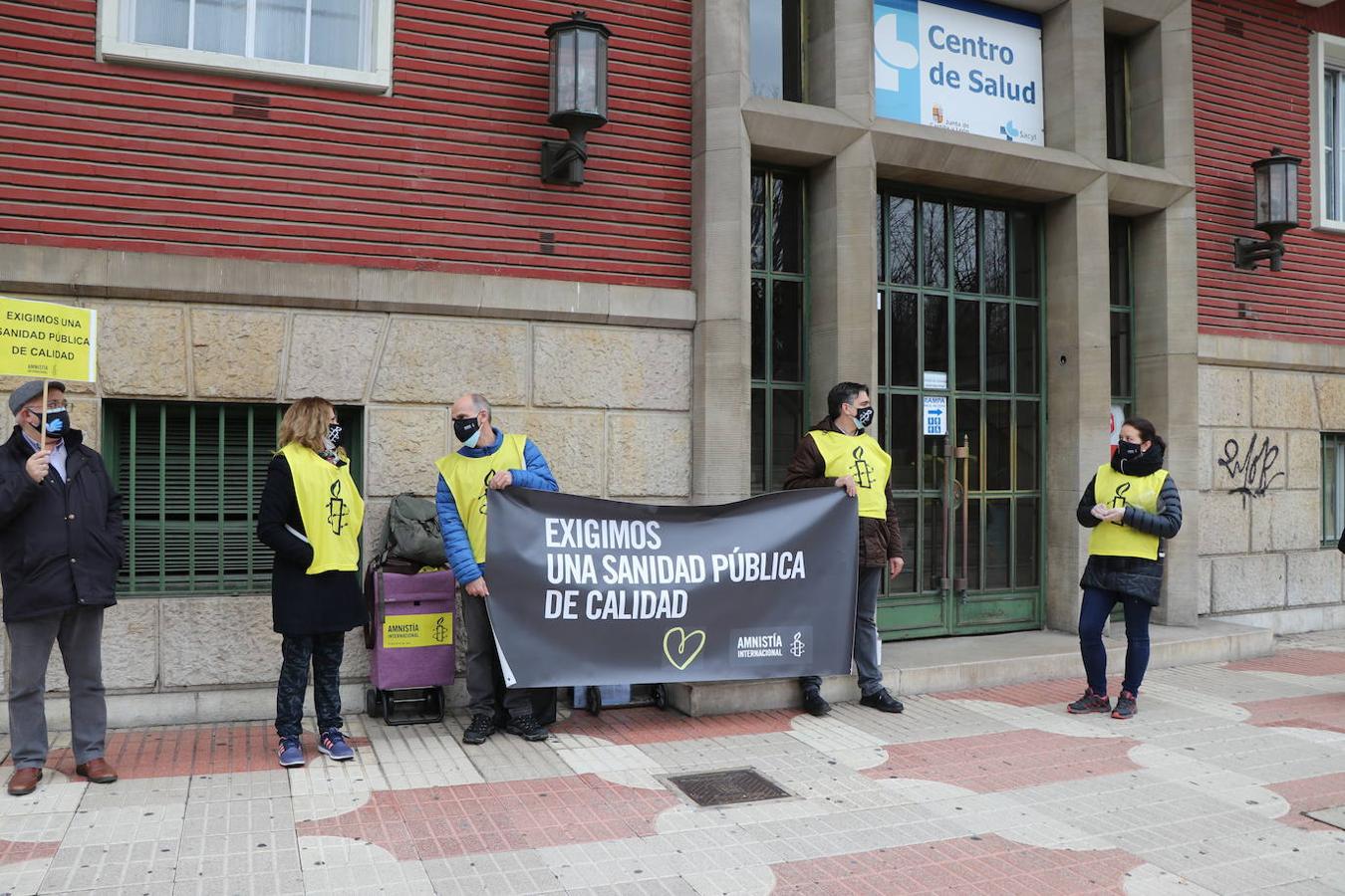 Una veintena de personas se ha concentrado frente al centro de salud de La Condesa por la sanidad pública.