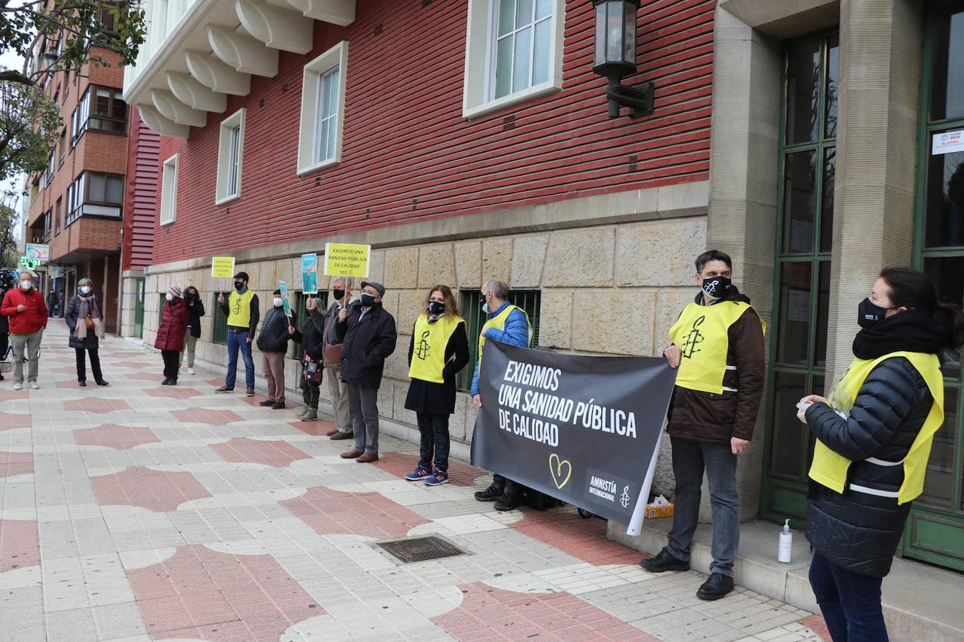 Una veintena de personas se ha concentrado frente al centro de salud de La Condesa por la sanidad pública.