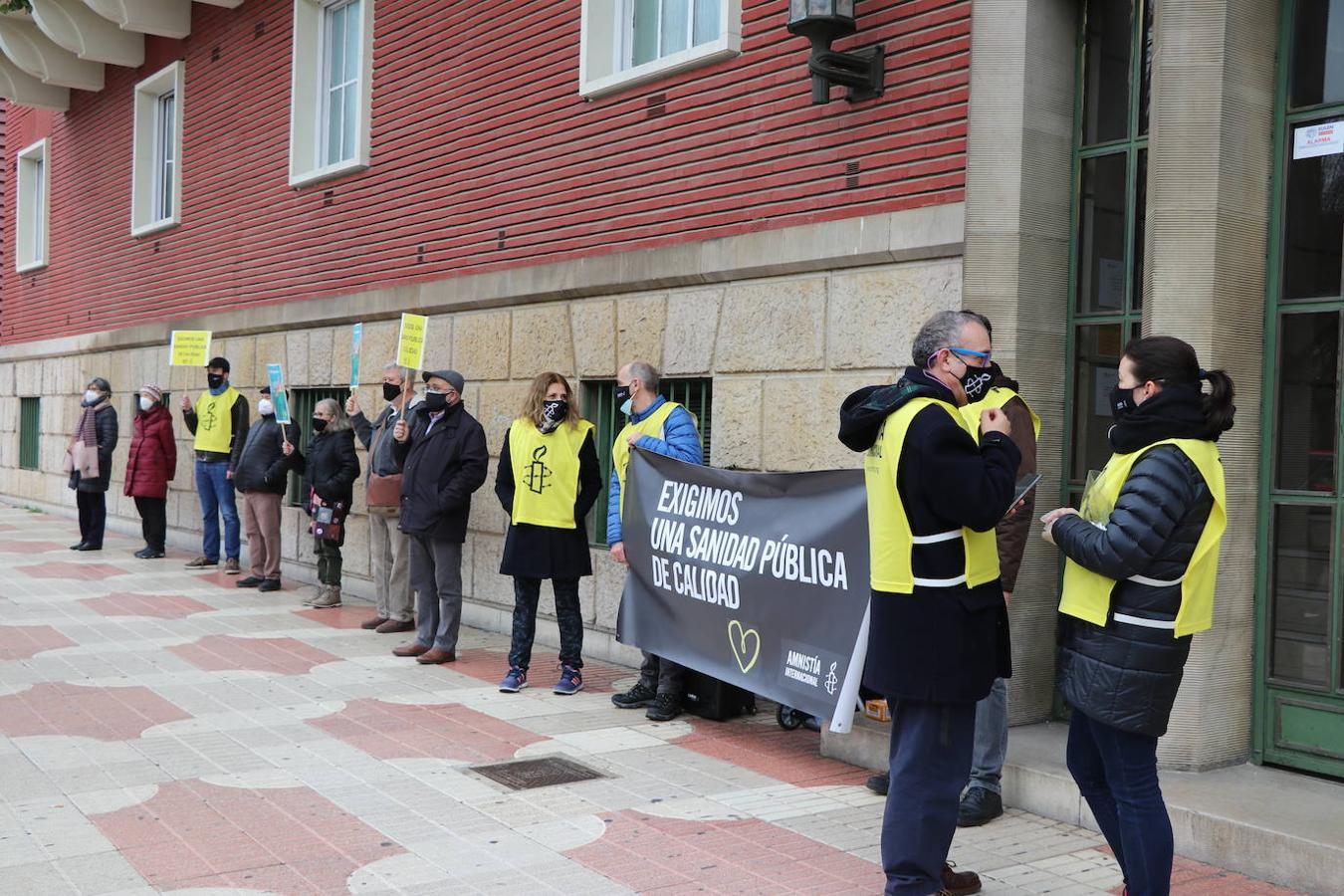 Una veintena de personas se ha concentrado frente al centro de salud de La Condesa por la sanidad pública.