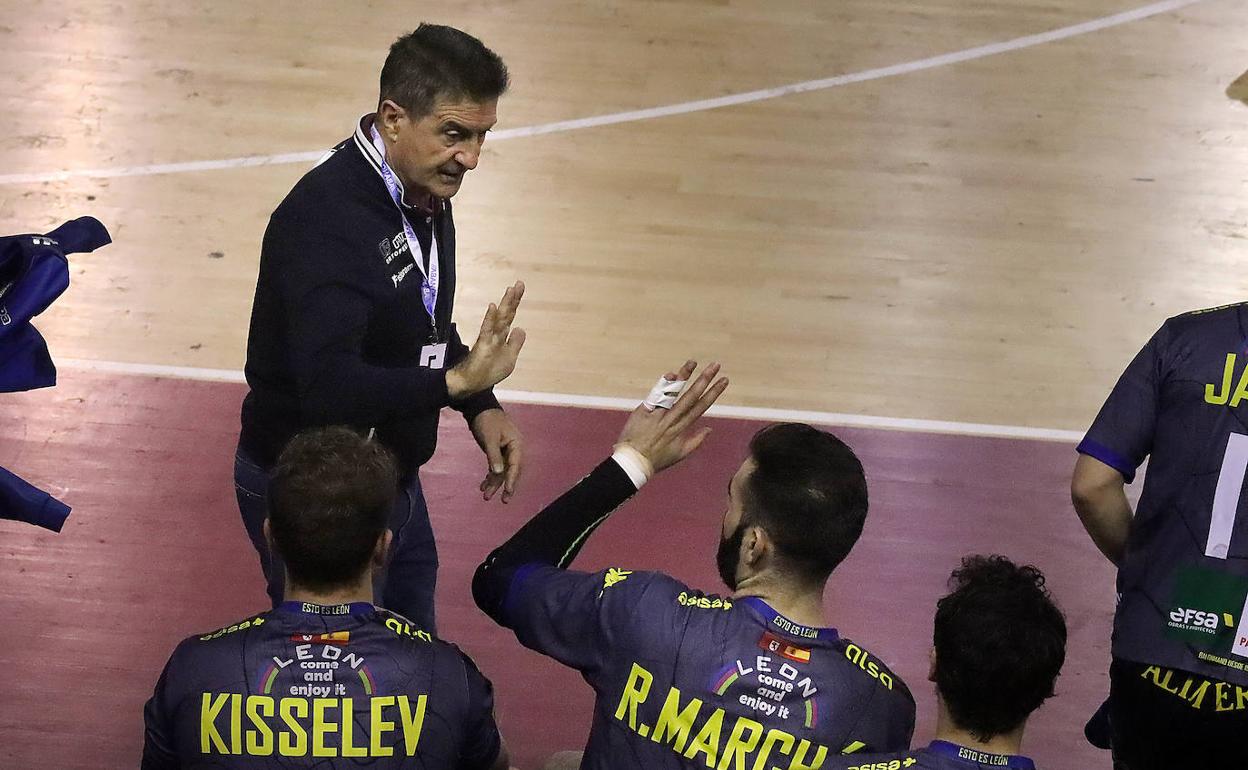 Manolo Cadenas durante el partido contra Puente Genil.