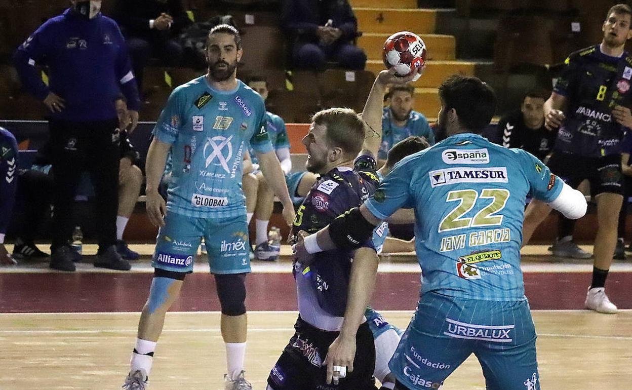 Partido disputado en el Palacio de los Deportes entre leoneses y cordobeses.