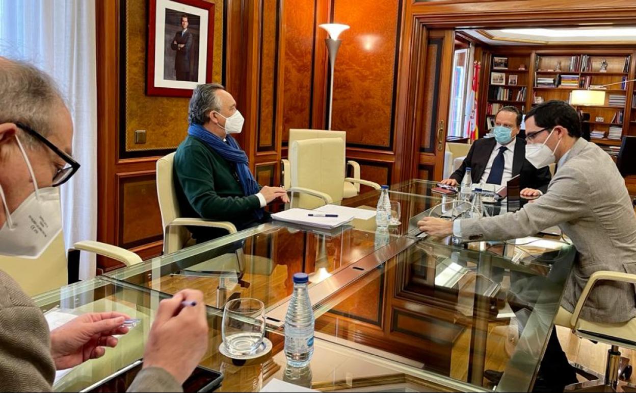 Reunión del Consejo de cuentas presidiida por Miguel Angel Jiménez, Emilio Melero, Mario Amilivia y el secretario del Pleno, Andrés Pérez-Moneo.