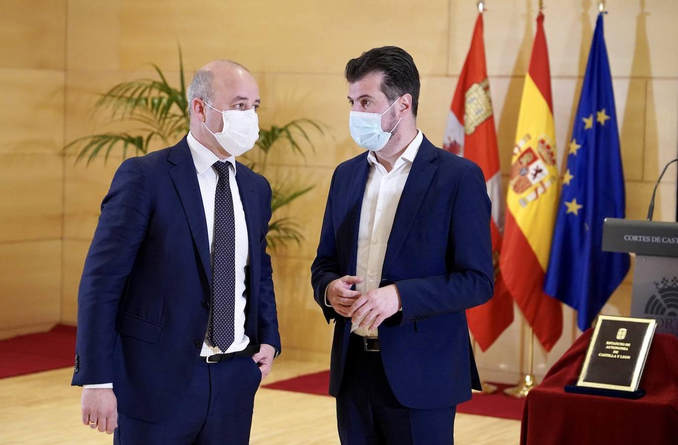 El presidente de las Cortes de Castilla y León, Luis Fuentes, acompañado de los miembros de la Mesa del Parlamento autonómico.