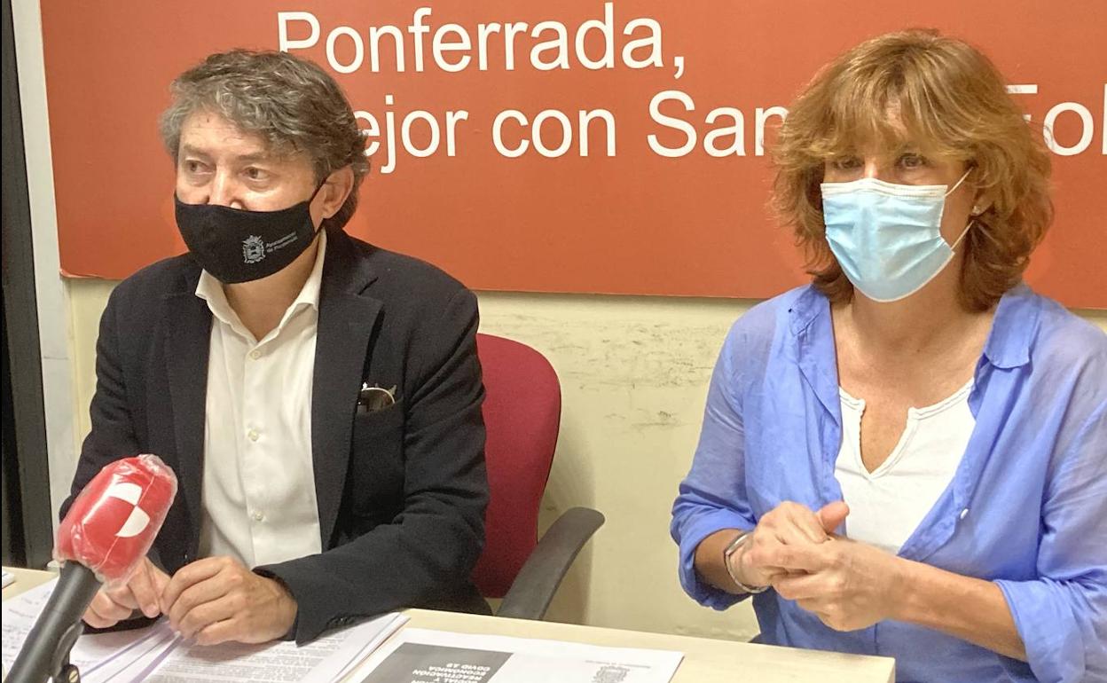 El portavoz municipal de USE Bierzo, Samuel Folguerzl, junto a la edil Cristina López.
