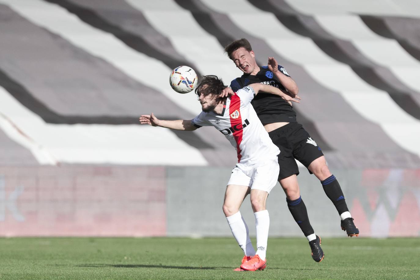 Ambos equipos se enfrentaron en Vallecas por un puesto de playoff.