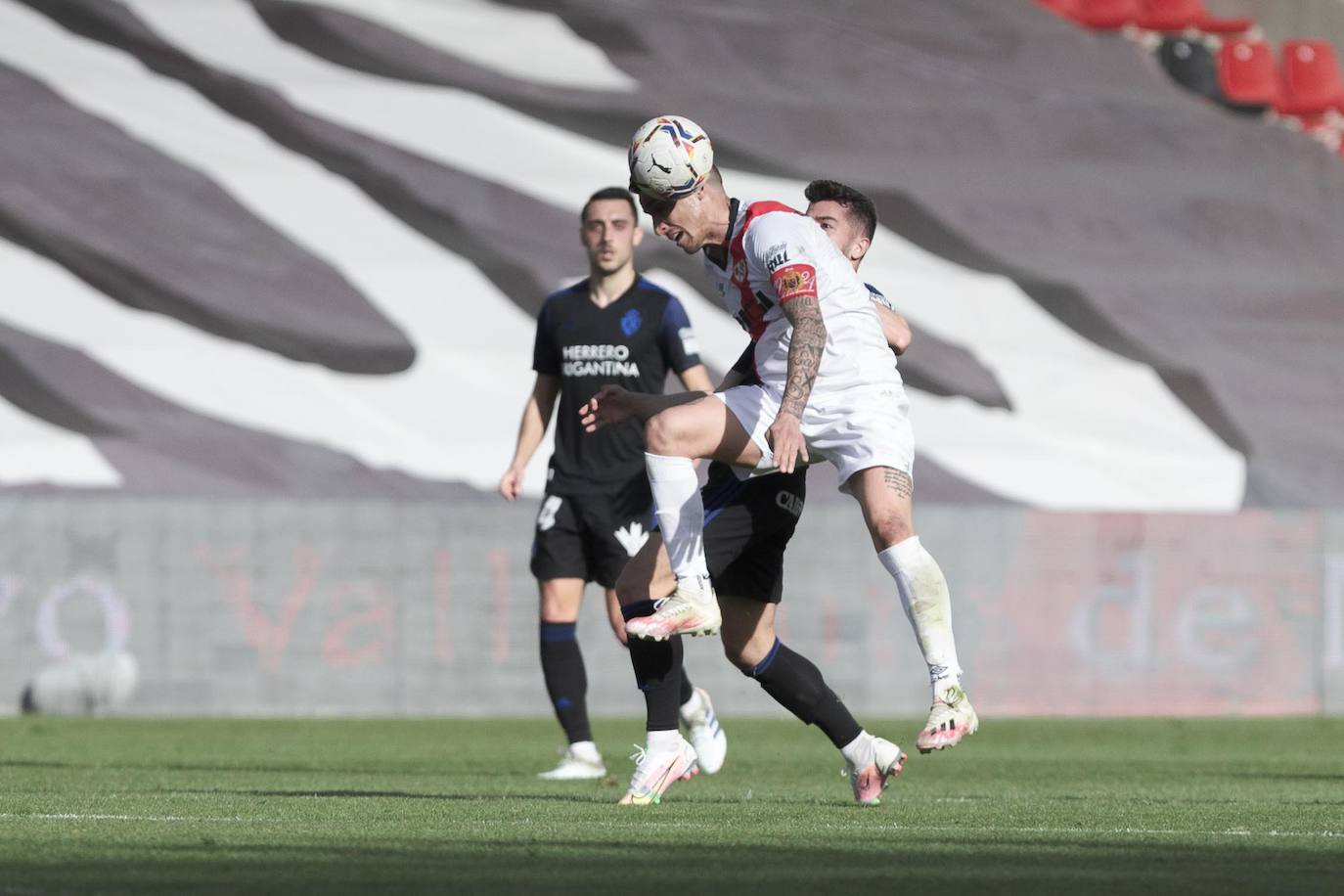 Ambos equipos se enfrentaron en Vallecas por un puesto de playoff.