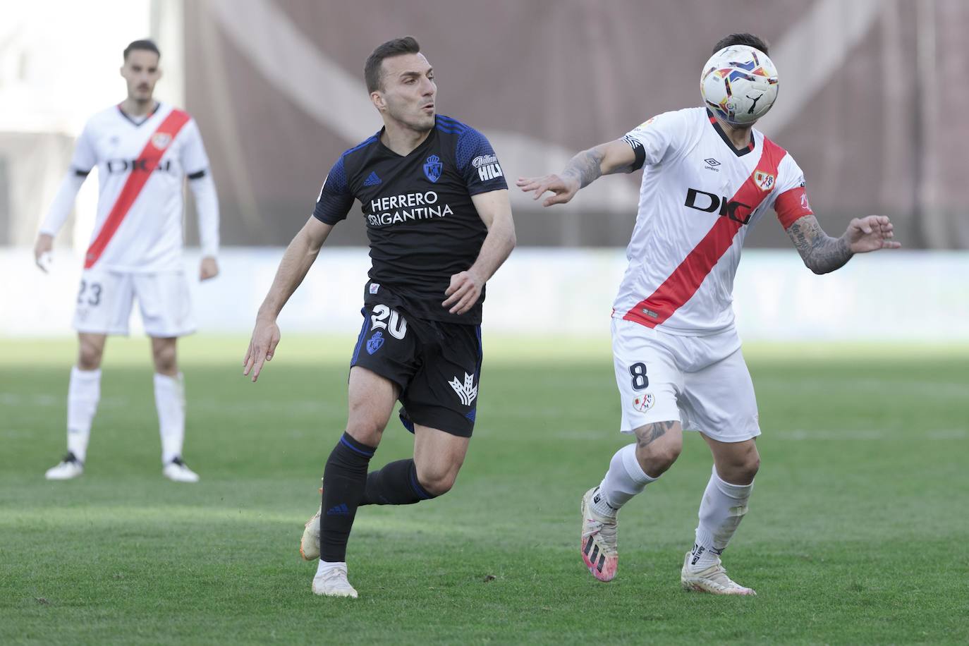 Ambos equipos se enfrentaron en Vallecas por un puesto de playoff.